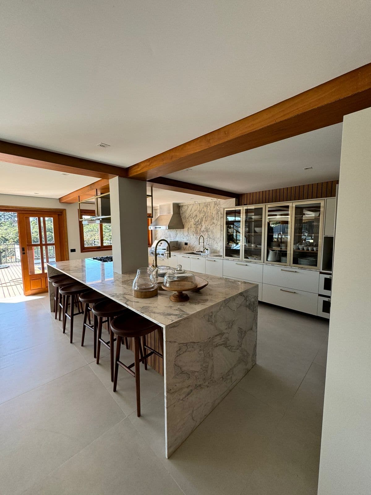 Ilha de cozinha em pedra clara